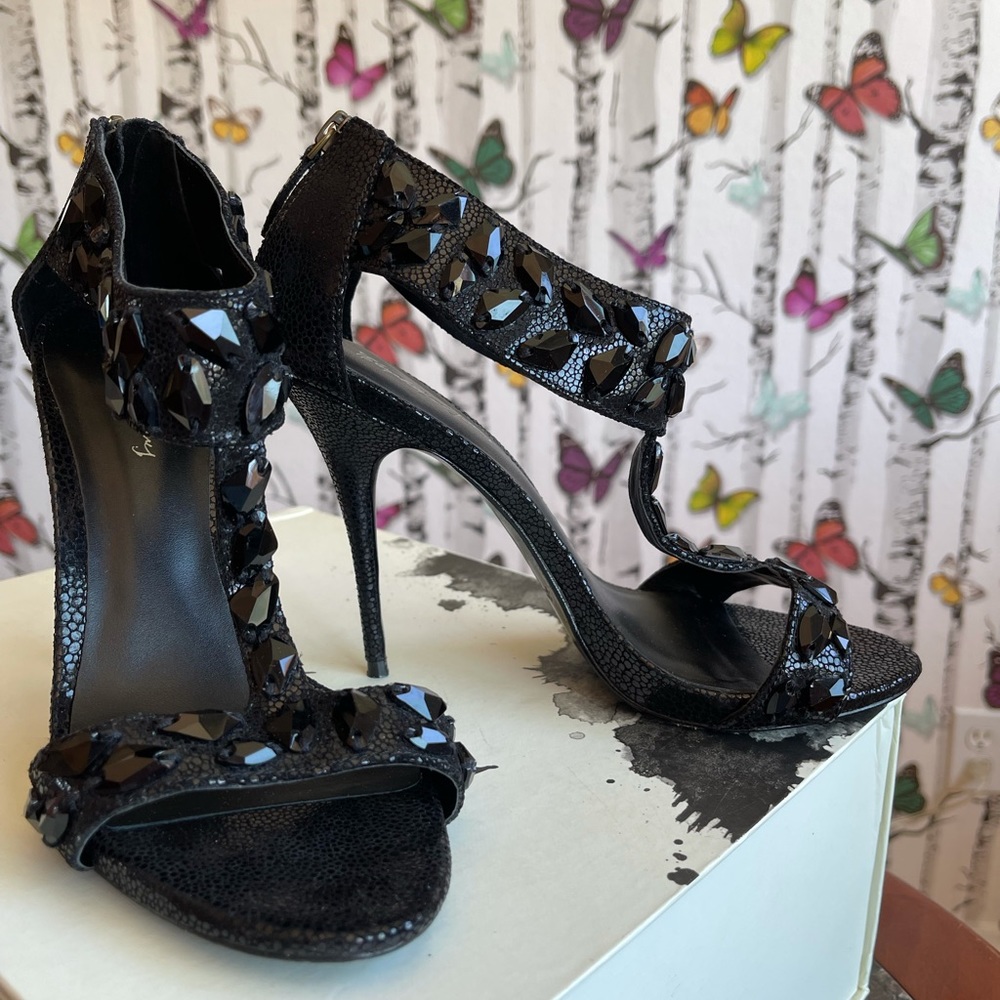 Elizabeth and James heels never worn size 7.5